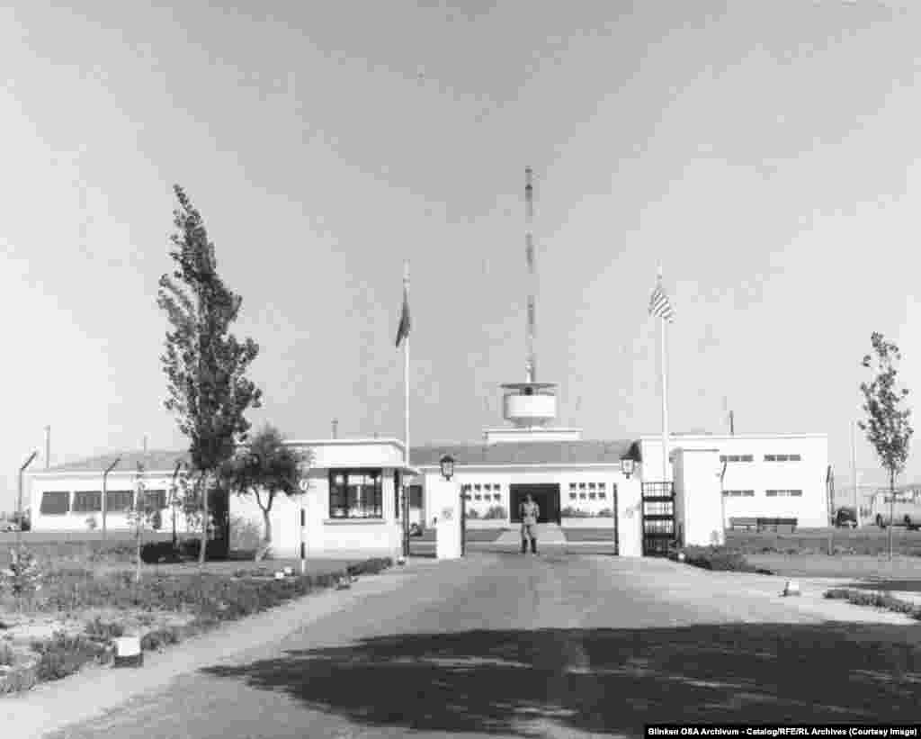 Glavna predajna stanica RSE u Gloriji, blizu Lisabona, Portugal.RSE i Radio Sloboda koristili su moćne kratkotalasne predajnike u Nemačkoj, Španiji i Portugalu koji su mogli da šalju signale do zemalja u Istočnoj Evropi i SSSR-u. Radio Sloboda je upravljao predajnom stanicom na Tajvanu koja je slala program duboko u Sibir.