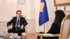 Kryeministri në detyrë i Kosovës, njëherësh udhëheqës i Lëvizjes Vetëvendosje, Albin Kurti, gjatë takimit me presidenten e Kosovës, Vjosa Osmani, më 2 korrik 2025.