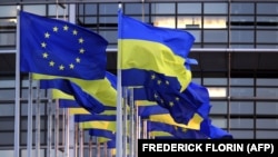 Прапори України та ЄС перед будівлею Європарламенту, березень 2022 року