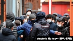 Миграциялык көзөмөл борборунун алдындагы мигранттар, Санкт-Петербург. Апрель, 2020-жыл.