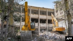 Расчыстка завалаў каля турмы Эвін у Тэгеране, Іран, 25 чэрвеня 2025 года