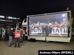 Televiziunea Realitatea Plus a amplasat un ecran gigant în Piața Victoriei. Echipele de jurnaliști Realitatea Plus nu au fost agresate deloc.