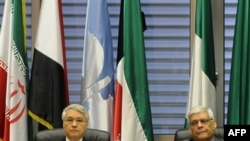 شکیب خلیل، دبیر کل اوپک (چپ) می گوید که کشورهای تولید کننده نفت نگران آینده درخواست ها برای تولید بیشتر هستند.(عکس: AFP)