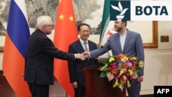 Zëvendësministri i Jashtëm i Rusisë, Sergei Ryabkov (majtas), zëvendësministri i Jashtëm i Kinës, Ma Zhaoxu (në mes) dhe zëvendësministri i Jashtëm i Iranit, Kazem Gharibabadi, gjatë një konference për media në Pekin, më 14 mars.