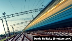 Поїзди № 136 Київ – Авдіївка та № 826 Дніпро – Авдіївка до 30 серпня включно курсуватимуть до Покровська. Пасажирів з Покровська до Авдіївки та зворотно доправлятимуть автобусами