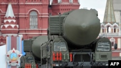 Москвадагы параддан Топол-М аскер техникасы өтүүдө, 2011-жылдын 9-майы.