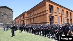 Ոստիկանության և ԱԱԾ աշխատակիցները Մայր Աթուռ Սուրբ Էջմիածնի տարածքում, 27-ը հունիսի, 2025թ.