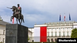 Відомство зазначає, що у результаті цих атак будівля Консульського відділу польського посольства в Києві була пошкоджена
