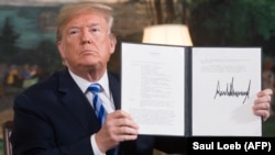 АКШ президенти Доналд Трамп 2015-жылкы өзөктүк келишимден Вашингтондун чыкканы тууралуу кол койгон учур. 8-май, 2018-жыл.