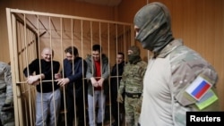 Украин деңиз аскерлерин төрт кишиден алты топко бөлүп, баш коргоо чарасын карашты. 