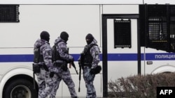 Percheziții ale ofițerilor ruși de poliție (imagine generică)