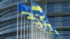  Прапори ЄС та України біля Європейського парламенту в Страсбурзі, 7 березня 2022 року