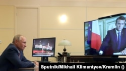 Rusiya prezidenti Vladimir Putin fransalı həmkarı Emmanuel Makronla danışır. 2020