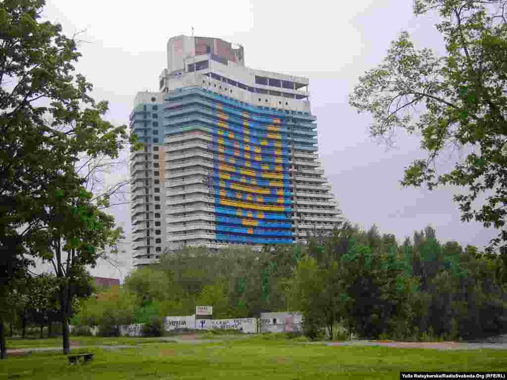 Молоді патріоти Дніпропетровська, зокрема, футбольні фанати «Дніпра», прикрасили один із найбільших довгобудів Дніпропетровська – недобудований готель «Парус» – українським гербом заввишки 16 поверхів, 5 травня 2014 року