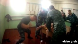 Раніше було опубліковане відео, на якому влітку 2017 року близько десяти співробітників колонії б'ють в'язня