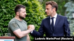 «У годинній розмові з Емануелем Макроном предметно й результативно обговорили оборонну взаємодію України та Франції. Детально поінформував про ситуацію на фронті», – Володимир Зеленський