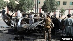 Сотрудники афганских сил безопасности на месте взрыва, прогремевшего в салоне автобуса. Кабул, июнь 2021 года