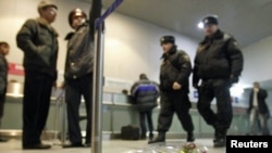 Өлүм болгон жерге коюлган гүл, Домодедово, Москва, 25-январь.