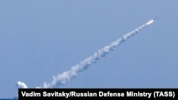 Орусия Жер ортолук деңизиндеги кемесинен Сириядагы буталарга канаттуу ракета аткан учур. 14-сентябрь, 2018-жыл.