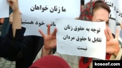 روز يکشنبه در مقابل دادگاه انقلاب تهران تعدادی از زنان فعال برای اعتراض به برگزاری دادگاه ۵ تن از فعالان زن دستگير شدند.
