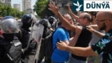 Belgrad. Serp protestçilerini dargadaýan polisiýa işgärleri.
