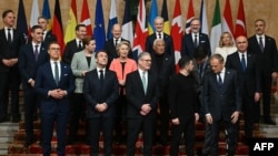 Fotografia de grup a celor 18 lideri prezenți duminică la întâlnirea de la Londra, în care s-a discutat situația din Ucraina și varianta unui acord de pace. România a fost reprezentată de președintele interimar, Ilie Bolojan (rândul al doilea, ultimul din dreapta)