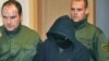 Підсудного Алекса В. супроводжують у зал судових засідань районного суду в Дрездені, 10 листопада 2009 р.