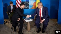 Украина президенті Владимир Зеленский (сол жақта) мен АҚШ президенті Дональд Трамп НАТО саммиті кезінде. Гаага, Нидерланд, 25 маусым, 2025 жыл.