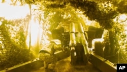 Український військовий 14 бригади Нацгвардії «Червона калина» веде вогонь по російських позиціях на Покровському напрямку, січень 2025 року