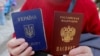 Відповісти за російський паспорт? Як пропонують вчинити в Україні