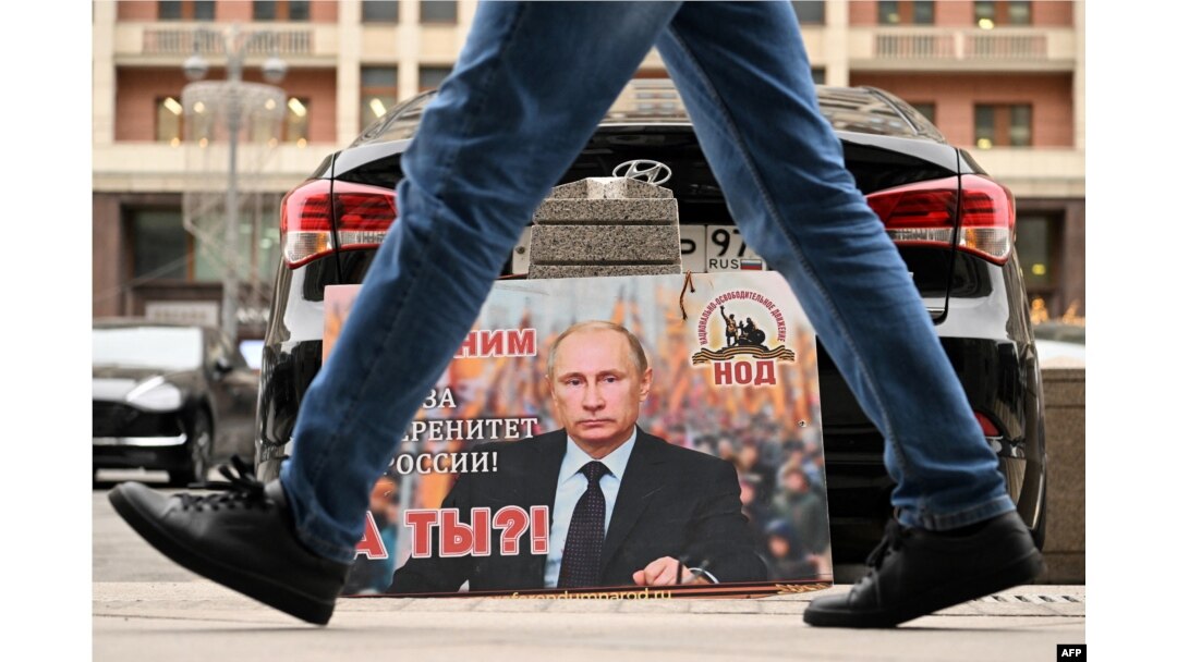 Plakat sa slikom predsednika Rusije Vladimirom Putinom i natpisom "Mi smo s njim za suverenitet Rusije! A ti?", ispred ruske Državne dume u centru Moskve, 24. februara,