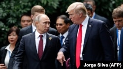 Дональд Трамп (праворуч) та Володимир Путін (ліворуч) під час зустрічі у В'єтнамі, 11 листопада 2017 року