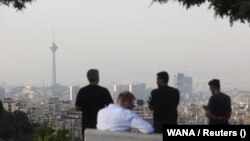 Stanovnici Teherana okupljeni na vidikovcu iznad iranske prijestolnice nakon izraelskih napada, 13. juna