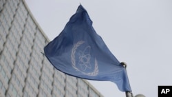 Zastava Međunarodne agencije za atomsku energiju vijori se ispred njenog sjedišta tokom sastanka Upravnog odbora IAEA u Beču, Austrija, februar 2023.