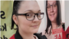 Alina, pe fundalul afișei sale de candidat, în perioada campaniei electorale din 2020 pentru consiliul local al comunei Tønder.