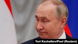 У рамках нового пакету санкцій Євросоюз планує запровадити нафтове ембарго проти Росії, заборонити перевезення і страхові послуги для перевезення російської нафти, заборонити мовлення трьох державних телеканалів