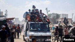 Günorta Gazadaky täze nyşanalara zarba urup, Ysraýyl ýüzlerçe palestinalyny gaçmaga mejbur etdi.