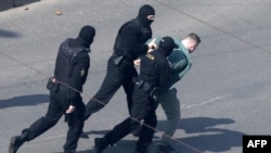 Полиция демонстрацияга чыккан жаранды кармап баратат. 27-март, 2021-жыл. Минск. 