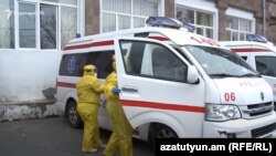 Բուժաշխատողներ, շտապ բուժօգնության ավտոմեքենաներ Երևանի «Սուրբ Գրիգոր Լուսավորիչ» բժշկական կենտրոնի դիմաց, արխիվ