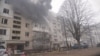 Pompierii sting un incendiu izbucnit la o clădire lovită într-un atac rusesc cu rachete asupra Sumî, 24 martie 2025.