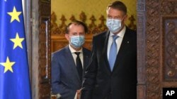 Premierul Florin Cîțu (stânga) și președintele Klaus Iohannis (dreapta), decembrie 2020