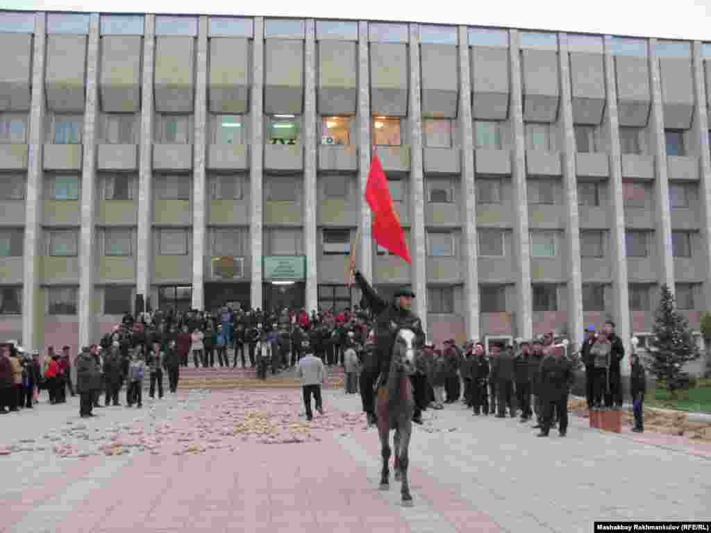 6-апрель күнү Талас облустук администрациясына эл кирип барган.&nbsp;