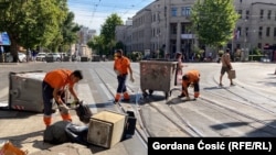 Radnici gradske čistoće u Beogradu uklanju kontejnere koji su iskorišćeni za blokadu raskricne kod Pravnog fakulteta u Beogradu.