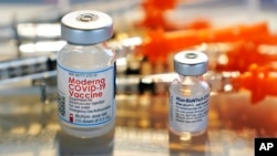 Влада США рекомендувала людям отримувати третю вакцину Pfizer або Moderna через вісім місяців після отримання другої вакцини