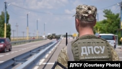 У той же час всі іноземні громадяни та люди, які мають посвідку на тимчасове проживання, для в’їзду в Україну повинні мати страховий поліс на випадок захворювання на COVID-19 на весь термін візиту