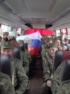Российские военнослужащие после очередного обмена пленными