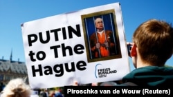 Demonstranti se okupljaju ispred Međunarodnog suda pravde u Hagu tražeći hapšenje ruskog predsjednika Vladimira Putina, 7. maj 2024. godine.