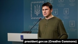 «Компанії мають для себе вирішити: або вони на стороні права на вільне життя і України, або вони на стороні РФ та її «права» на вбивства» – Михайло Подоляк