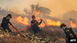 Pompierii se luptă cu un incendiu de vegetație care a izbucnit în apropiere de Ierapetra, în sudul insulei grecești Creta, 3 iulie 2025.