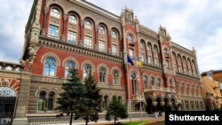 3 жовтня 2023 року курс зрушив із місця вперше з 21 липня 2022 року. Упродовж більш як 14 місяців офіційний курс утримувався на рівні 36 гривень 57 копійок за долар
